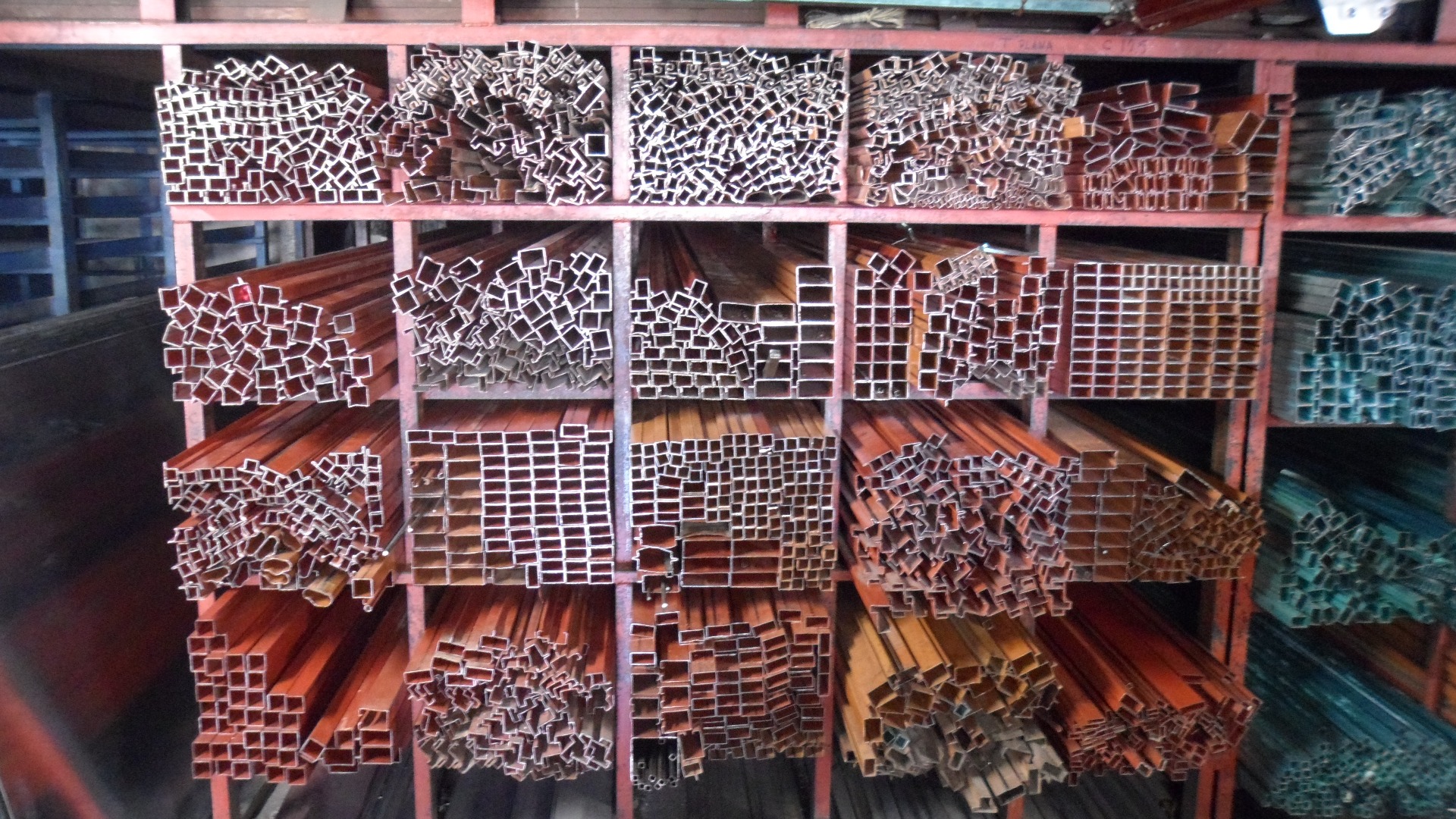 Perfil tubular pintado, Calibres 18 y 20. En diferentes medidas